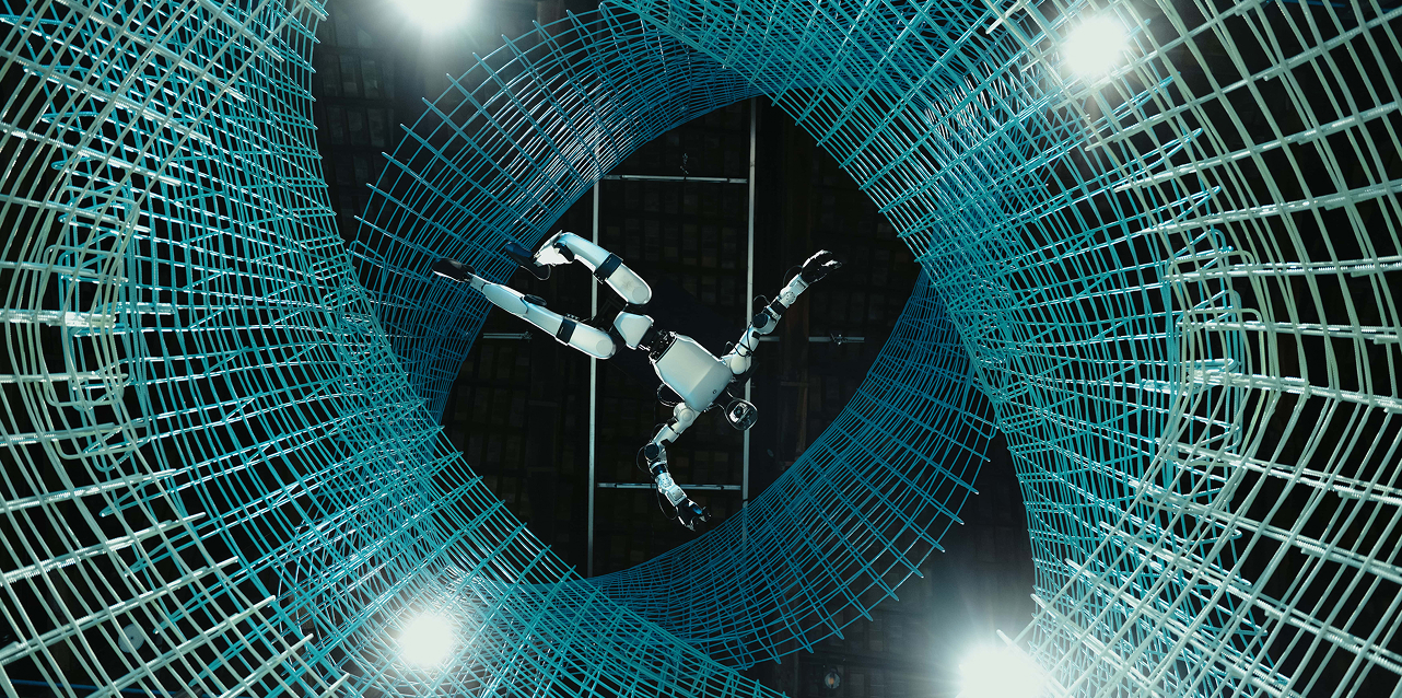 Copertina della rivista 'News dal Sindacato' della FenealUIL su un tavolo in legno, accanto a un casco da cantiere giallo, strumenti da lavoro e rotoli di progetti. Testo: 'Leggi il nuovo numero della rivista della FenealUIL'.